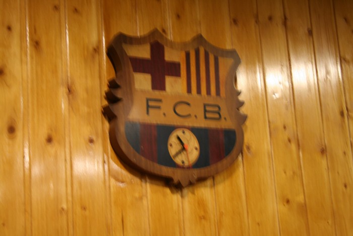 We had dinner in a bar near the stadium which has this wooden clock :)