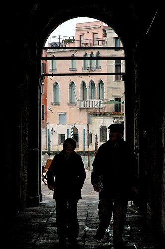 Puedes pasear por Venecia, perderte, y de repente dar con que estás en una calle que da a algún canal y tienes que volver sobre tus pasos.